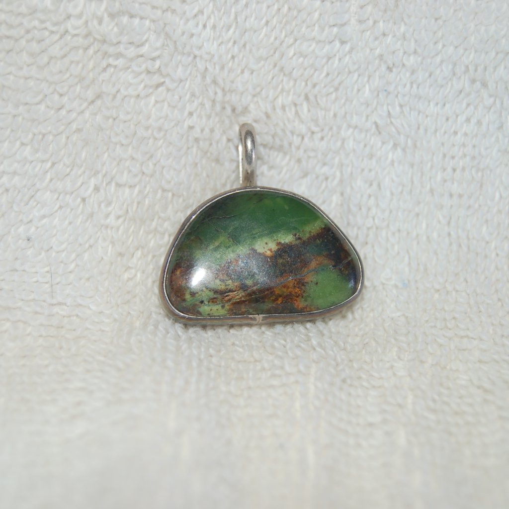 Pendent Native American Design Green Stone Silver Setting 40$